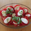 Tomate-Mozzarella mit Rucola