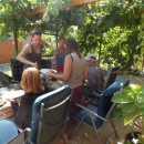 Essen unter rankendem Wein