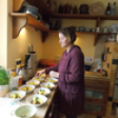 Hier wird der Nachtisch dekoriert.