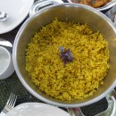 Reis mit Garnierung aus dem Garten