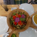 Frischer Salat mit Blüten